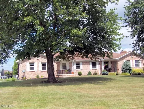 10 Lakeview Cir, Canfield, OH 44406