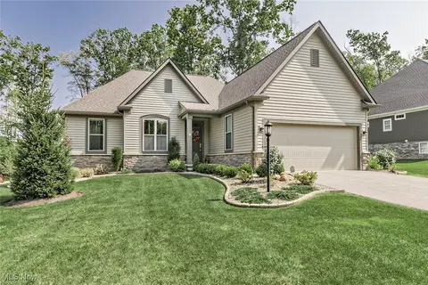 8086 Canyon Rdg, Chagrin Falls, OH 44023