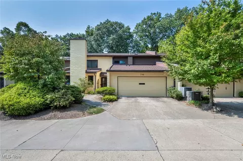 736 Hampton Ridge Dr, Akron, OH 44313