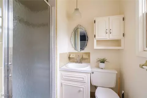 Bath - 7721 W Parkside Dr, Boardman, OH 44512 photo 3 of 4
