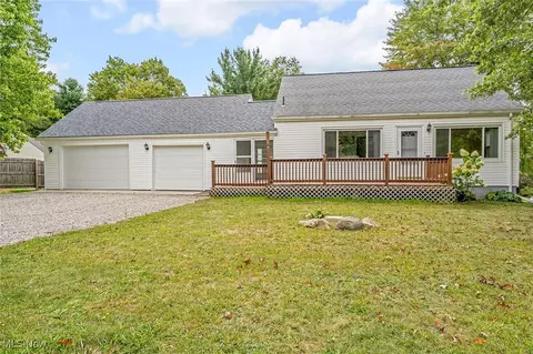 16 W Hill Dr, Canfield, OH 44406