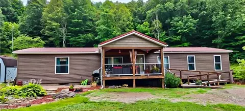 1526 Swift Rd, Waterford, OH 45786