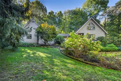 8405 Lucerne Dr, Chagrin Falls, OH 44023