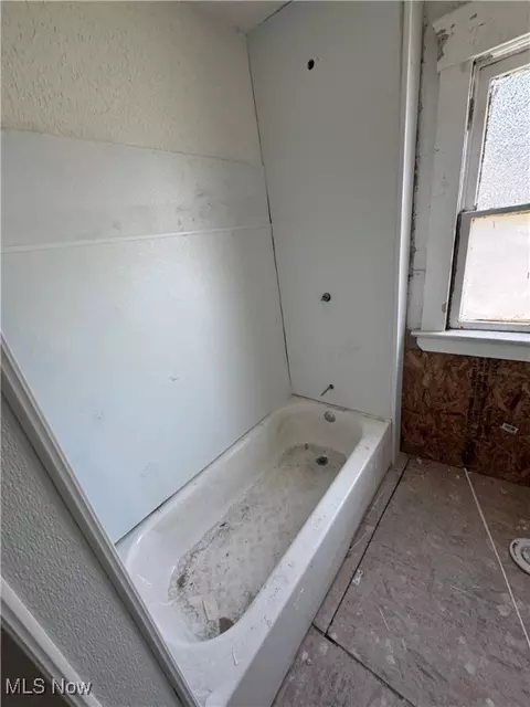 Bath - 512 Eddy Rd, Cleveland, OH 44108 photo 1 of 2