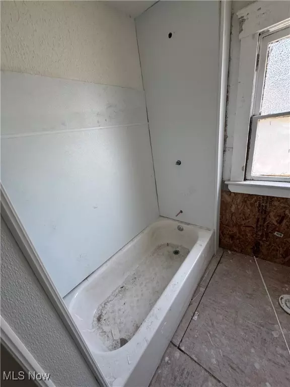 Bath - 512 Eddy Rd, Cleveland, OH 44108 photo 1 of 2