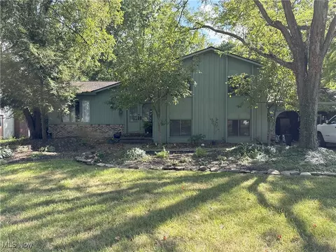 806 Valley Dr, Amherst, OH 44001