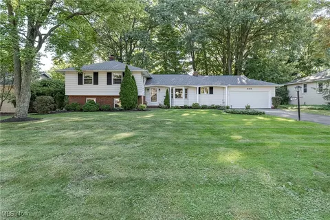 955 Oakview Dr, Highland Heights, OH 44143