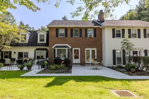 109 Burlington Oval Dr, Chardon, OH 44024