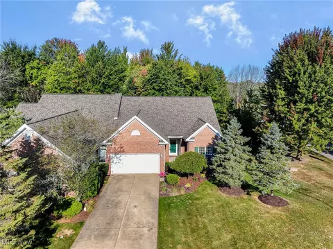 660 Elmwood Pt, Aurora, OH 44202