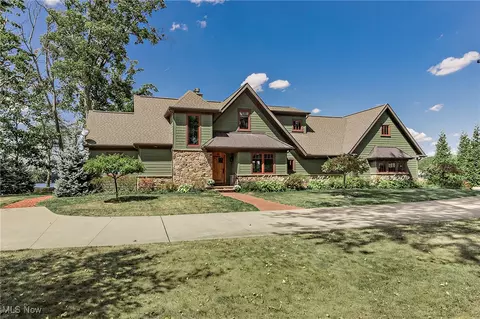 22 E Bay Cir NE, Hartville, OH 44632