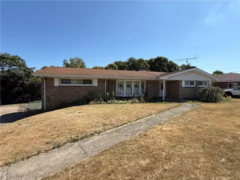 324 Lovers Ln, Steubenville, OH 43953