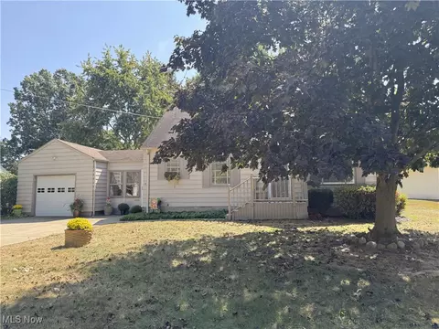 1536 Wayne St, Barberton, OH 44203