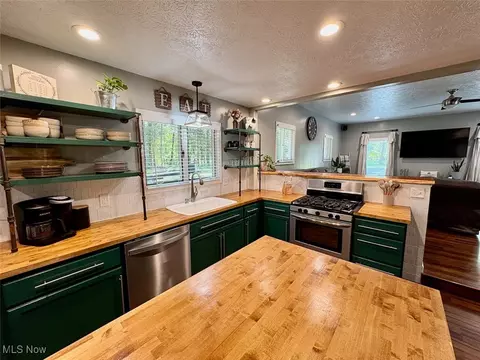 Kitchen - 637 Wamar Ln, Ashtabula, OH 44004 photo 6 of 8