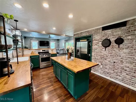Kitchen - 637 Wamar Ln, Ashtabula, OH 44004 photo 5 of 8