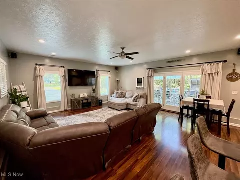 Living - 637 Wamar Ln, Ashtabula, OH 44004 photo 2 of 3