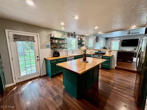 Kitchen - 637 Wamar Ln, Ashtabula, OH 44004 photo 4 of 8