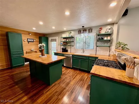 Kitchen - 637 Wamar Ln, Ashtabula, OH 44004 photo 3 of 8