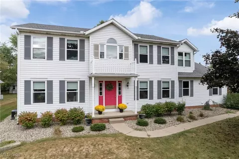 1905 Hampshire Cir NW, Uniontown, OH 44685