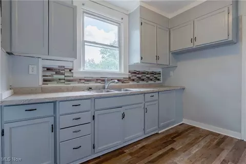 897 Peckham St, Akron, OH 44320 photo 10