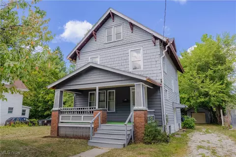 897 Peckham St, Akron, OH 44320 photo 2