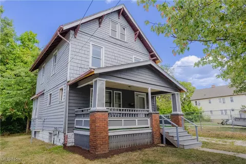 897 Peckham St, Akron, OH 44320 photo 3