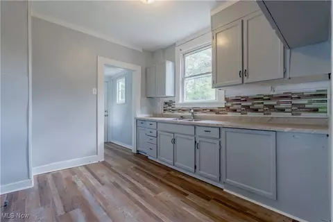 897 Peckham St, Akron, OH 44320 photo 9