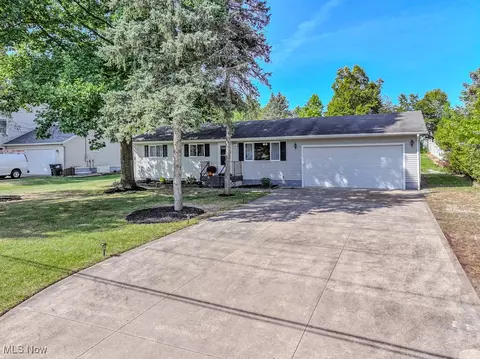 90 Oakleigh Dr, Brunswick, OH 44212