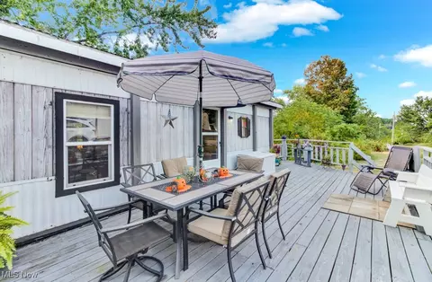 17 West St, Dellroy, OH 44620