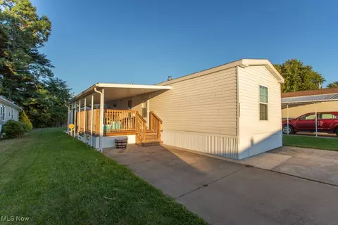 2062 SW New Dr, Lordstown, OH 44481
