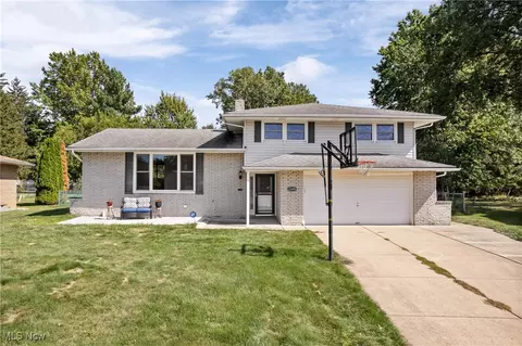 13493 Pineview Ct, Middleburg Heights, OH 44130