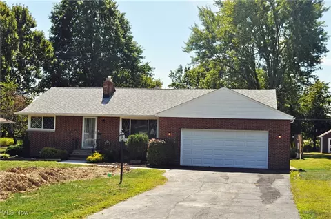 1286 Cherry Ln, Seven Hills, OH 44131