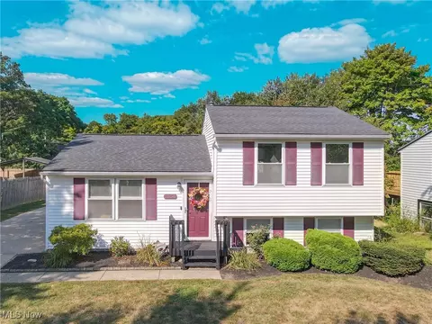 1056 Sunnywood Ln, Ravenna, OH 44266