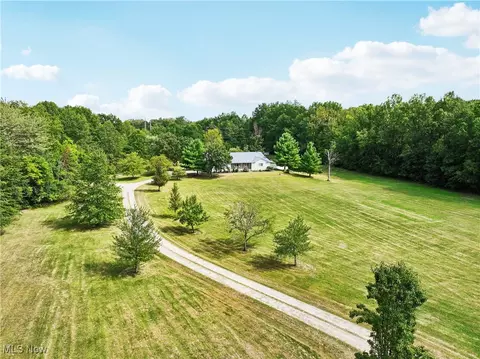 40000 Myrtle Ct, Elyria, OH 44035