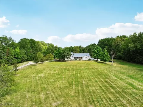 Exterior - 40000 Myrtle Ct, Elyria, OH 44035 photo 7 of 8