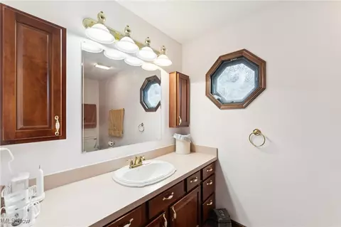 Bath - 40000 Myrtle Ct, Elyria, OH 44035 photo 2 of 4