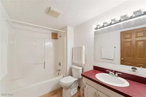 Bath - 40000 Myrtle Ct, Elyria, OH 44035 photo 4 of 4