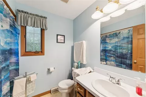 Bath - 40000 Myrtle Ct, Elyria, OH 44035 photo 3 of 4