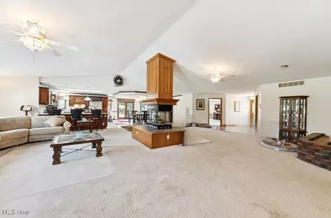 Living - 40000 Myrtle Ct, Elyria, OH 44035 photo 2 of 3
