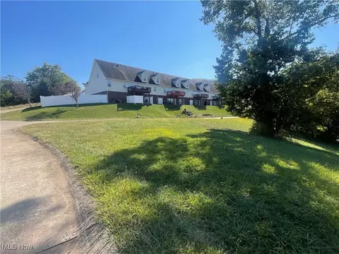 Pointe West Court, Parkersburg, WV 26101