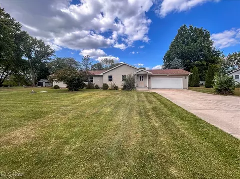 3461 Everett Hull Rd, Cortland, OH 44410