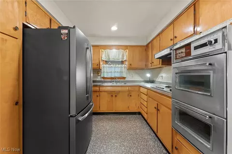 310 E 243rd St, Euclid, OH 44123 photo 8