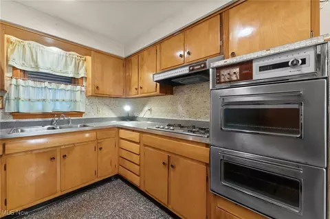310 E 243rd St, Euclid, OH 44123 photo 9