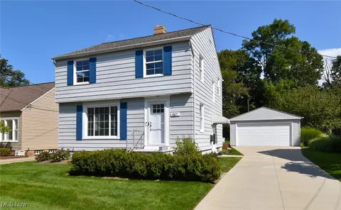 1187 Gordon Rd, Lyndhurst, OH 44124