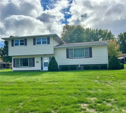 857 Maple Ridge Dr, Boardman, OH 44512