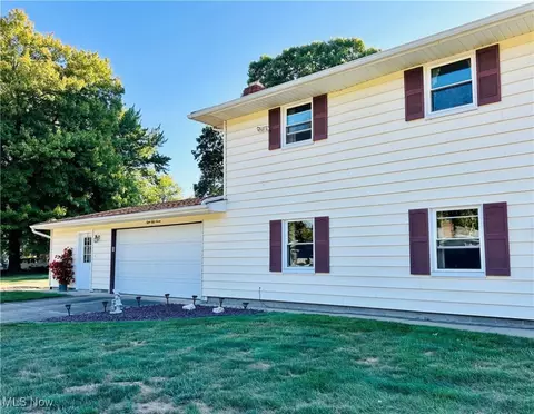 Exterior - 857 Maple Ridge Dr, Boardman, OH 44512 photo 6 of 7