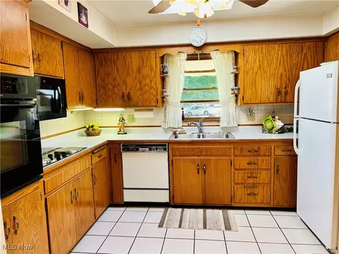 Kitchen - 857 Maple Ridge Dr, Boardman, OH 44512 photo 1 of 3