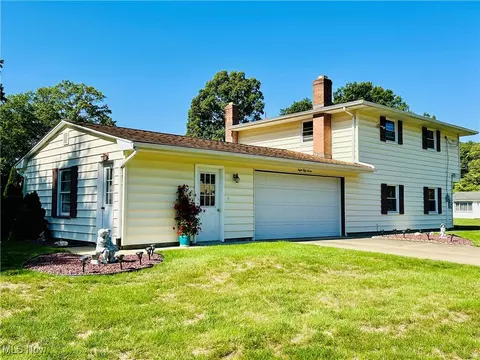 Exterior - 857 Maple Ridge Dr, Boardman, OH 44512 photo 4 of 7