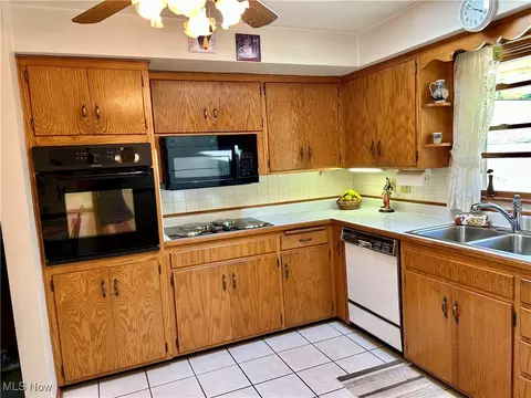Kitchen - 857 Maple Ridge Dr, Boardman, OH 44512 photo 2 of 3