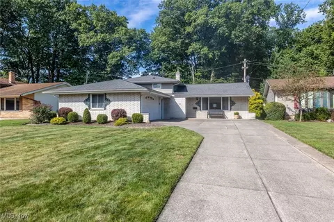 1872 Valewood Dr, Parma, OH 44134