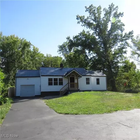 6069 Center Rd, Lowellville, OH 44436